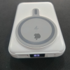 Power Bank con Soporte de Carga Rápida Inalámbrica y Cables Integrados para Todo Dispositivo