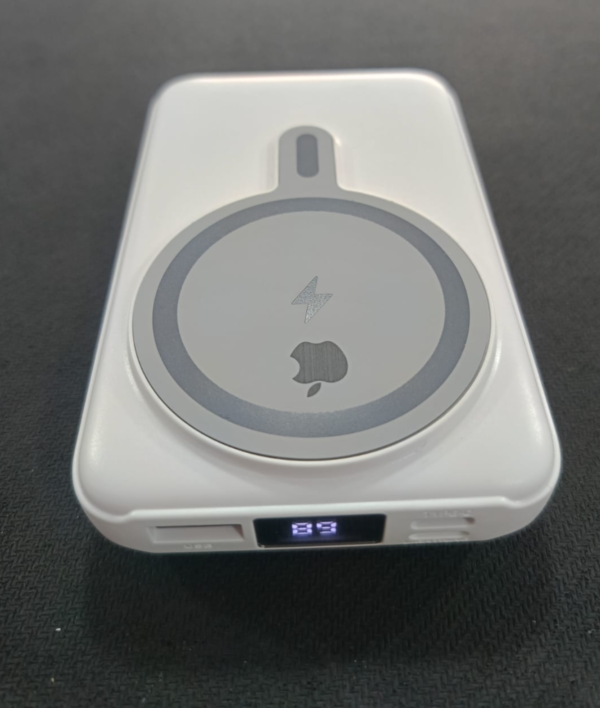Power Bank con Soporte de Carga Rápida Inalámbrica y Cables Integrados para Todo Dispositivo