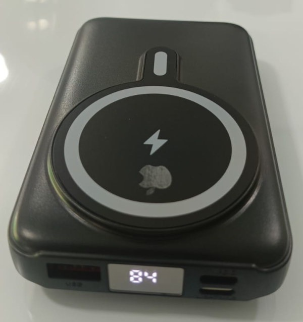 Power Bank con Soporte de Carga Rápida Inalámbrica y Cables Integrados para Todo Dispositivo
